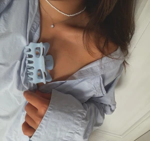 Skjorta  - Ljusblå skjorta (kroppad). Har flera likadana så säljer denna:) Ny pris 240kr från stradivarius.  Fint skick, använt fåtal gånger. 