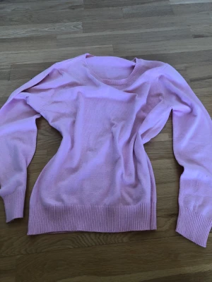 Rosa tröja! - Rosa tröja från wish, nopprig men går att ta bort! Se bild 2 !🫶🏼