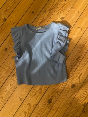 Zara topp - Superfin somrig volang topp ifrån zara i färgen ljusblå💗 det är en strl L men de är väldigt korta i storleken så jag som brukar ha S har denna storlek💗