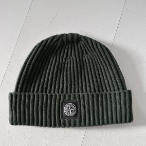 Stone Island mössa - Stone Island mössa i nyskick, dock taggen avklippt av förra ägaren dessvärre. Därav priset, nypris 1600kr. One size passar vuxna även om det står junior. Bara att skriva vid frågor eller funderingar 