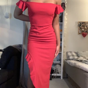 Röd balklänning  - Röd balklänning med volanger runt armen och längst med slits. I storlek 36 men köpt från missguided tall sektion. Jag är 170 och den var för lång/stor för mig. Skulle därför rekommendera för längre tjejer eller om du har mer kurvor. 
