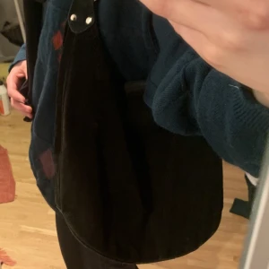 Väska från Åhlens - Svart tote väska från Åhlens .  Den är i jätte bra skick och hänger jätte fint .  Hör av dig vid frågor eller intresse :)