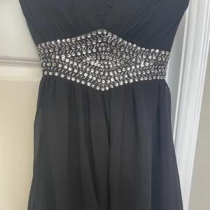 INTRESSEKONTROLL! På min fina klänning - !Intressekontroll! På min fina svarta klänning som aldrig kommer till användning. Storlek 36/38. Säljer endast vid bra bud! 