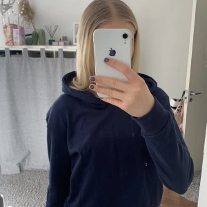 Mörkblå hoodie - Säljer en mörkblå hoodie som jag gjort själv. Materialet är ganska tunt och tröjan är jötteskön. Tröjan är i fint skick utan defekter. Köp via ”köp nu” eller kontakta mig💞