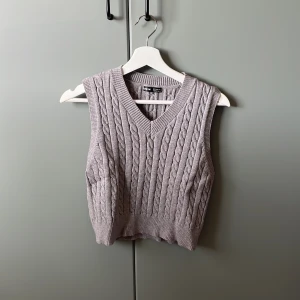Kabelstickad väst - Grå kabelstickad väst. Knappt använd. Stl s