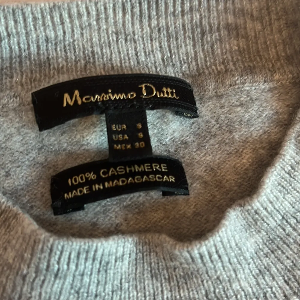 En stickad tröja från Massimo dutti 100% cashmere inga hål och inga fläckar.. Stickat.