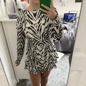 Jättefin zebra klänning perfekt till många tillfällen  Använd ett fåtal gånger, säljer då den inte kommer till använding 🤍 