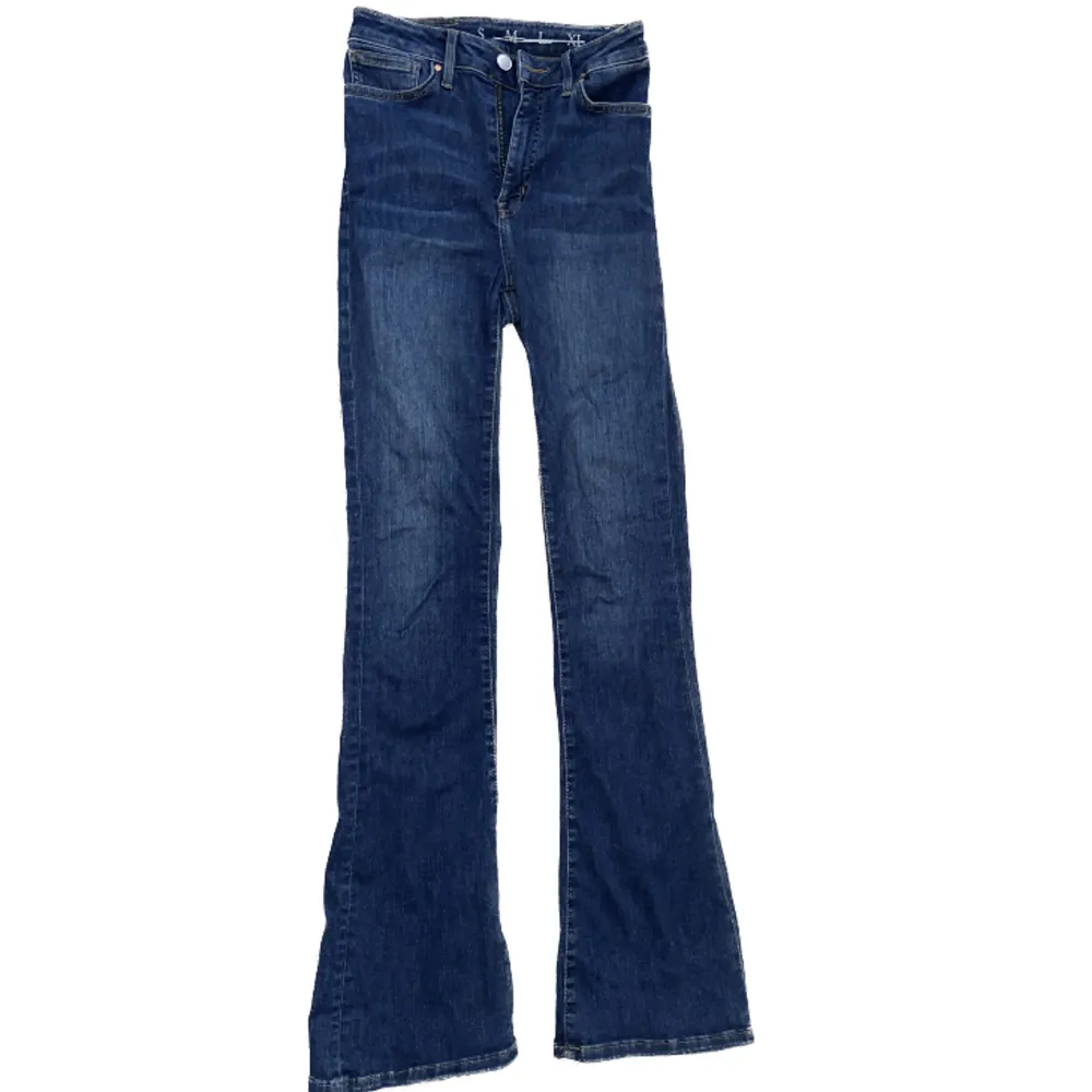 Ett par jättesnygga utsvängda och högmidjade jeans från Bikbok. Lite slitna längst men inget man märker🤍 Originalpris: 500kr🤍. Jeans & Byxor.