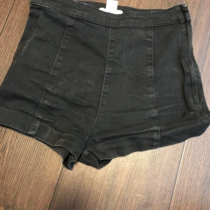 Shorts - Shorts meddela för mer info