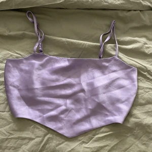 Festtopp - Säljer denna gulliga cropped festtopp i färgen lila. Köpt på Nakd och använd en gång! Strl 36 men passar även 34. Köparen står för frakten💜