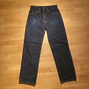 Nudie Jeans Tuff Tony Dry Malibu - Dem här jeansen kommer inte till användning och säljs därför. De har blivit lagade av Nudie själva vilket de gör helt gratis. Nästa ägare får alltså gratis lagningar på köpet. Storlek 29/32, färg mörkblå. Använda i ca 1 år legat orörda i ca 1 år.
