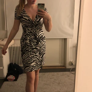 Zebra mönstrad klänning  - En super skön zebramönstrad klänning som aldrig kommer till användning då jag inte är ett stort fan av mönster, v-ringad och har nån sorts ”knut” på ena sidan så den sitter åt lite finare 