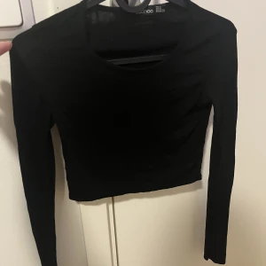 Svart topp - Tröja från boohoo väldigt fladdrig och skön till sommaren skriv för fler bilder❤️