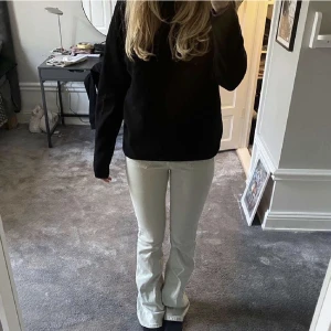 Gröna zara jeans - (OBS lånade bilder) säljer dessa jättefina gröna jeans då de inte kommer till någon användning ❤️ översta knappen saknas