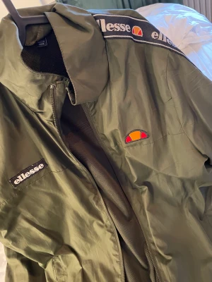 Elesse track jacket - Fint skick inte mycket använd.  Storlek s