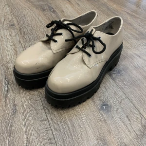 Platåskor - Platåskor från divided! Skorna har använts 1-2 gånger men är annars helt oanvända. Vänster sko har en fläck men det är inget som är särskilt uppenbart utan närmare inspektion. Skorna säljs då de var aningen för stora för mig☺️