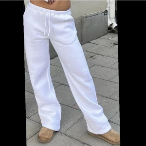 Mjukisbyxor - Ett par vita mjukisbyxor från LXA jättesköna och fina, dom är nerkortade eftersom dom var väldigt långa innan och det är gjort hos skräddare. 💖💖
