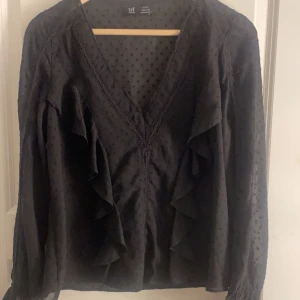 Zara blus - Jättesnygg blus från zara som tyvärr inte kommer till användning då jag har andra. DET ÄR SPEGELN SOM ÄR SMUTSIG, INTE PLAGGET