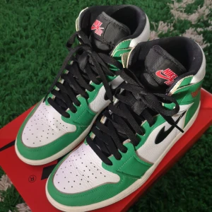 Jordan 1 High  - Jordan 1 High Lucky green storlek 42,5 Cond 8/10