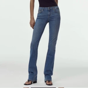 Lågmidjade jeans från zara  - Säljer dessa supersnygga low Rise bootcut jeans från zara pågrund av att jag köpt liknade! Aldrig använda endast testade🫶🏼