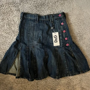 Dolce&Gabbana kjol - Lågmidjad Dolce&Gabbana jeanskjol i strl S, aldrig använd med prislappen kvar!💗💗💗(Pris går att diskutera vid snabb affär)