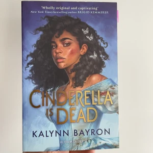 Cinderella is dead  - Cinderella is dead av Kalynn Bayron. Språk: engelska. Mycket fint skick!