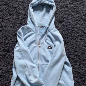 Säljer min J Lindeberg zip hoodie i strl M. Tröjan är turkos blå och i gott skick. Dm fler för fler bilder.  Kan gå ner något i pris vid snabb affär!  