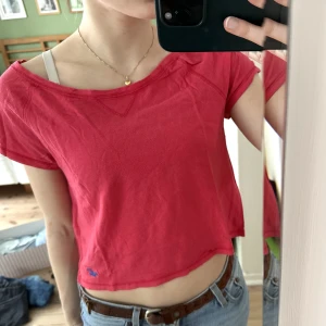 Hollister magtröja - Jätte snygg magtröja från hollister. Har en liten defekt som är med på sista bilden. Bekväm och snygg💞