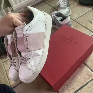 Valentino Garavani open sneakers -  Använda men i bra skick!  Alla tillbehör som äkthetsbevis kvitto och nya skosnören finns, går att få dem mycket renare om man försöker! Skriv för fler bilder🫶🏽 Köpta på farfetch för 6252kr 