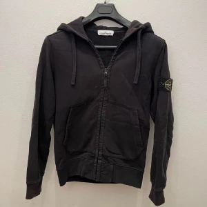 Stone island hoodie - Tja säljer min stone island hoodie för den är tyvärr för liten, den har ett pyttelitet hål på bröstfickan men syns inte mycket alls och lite solblekt huva. Kom pm för mer bilder osv! Cond 7/10. Säljes för 1200!