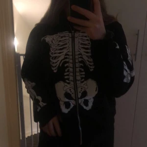 Skeletthoodie  - Tunn skeletthoodie i storlek L. Inte använd. Frakt tillkommer!