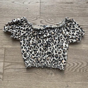 Magtröja - Leopardmönstrad magtröja, stretchigt mjukt material