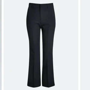 Svarta kostymbyxor  - Svarta vilma kostymbyxor från bikbok i st 34. Måttligt använd men inget som syns