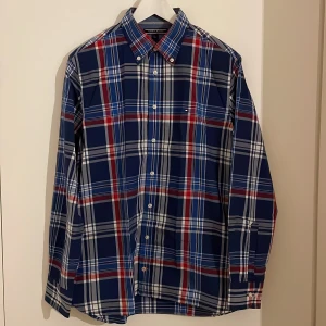Tommy Hilfiger skjorta - 100%bomull. Custom fit, diskret logga på vänster bröst. Mycket sparsamt använd, toppskick!