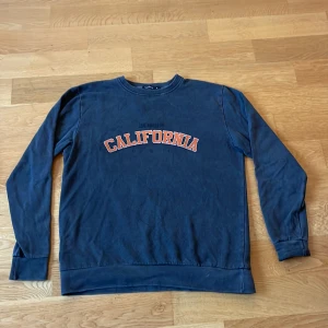 Tröja från Bohoo - Tröja i storlek M knappast använd funkar för mig som har vanligtvis S i tröjor.  Färgen är uttvättad grå. Originalpris ligger runt 200 kronor ungefär. Säljer då det inte är min stil längre. Kontakta om du har frågor!