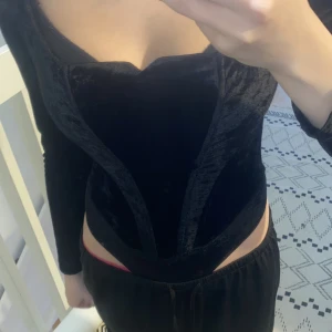 Långärmad bodysuit - Velour body nästan lite korsett aktig och jätte fin🌸