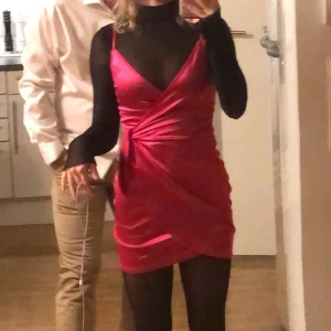 Rosa festklänning - Kort klänning perfekt till fest! Skriv för fler bilder, köpare står för frakt💞