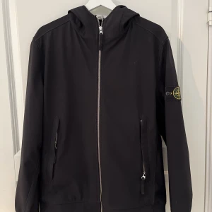 Stone island light soft shell-r - En windbreaker jacka som inte blivit använd så mycket. Extremt fint skick. Inga defekter så som repor eller fläckar. Ny pris 5000kr. Storlek M men passar S. 