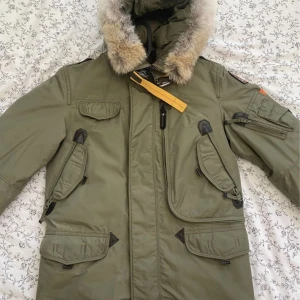 Parajumpers Right Hand - Säljer nu min parajumper som jag köpte förra vintern eftersom jag har gått upp i storleken. Jackan är i nyskick endast använd 2-3 ganger och är hur fräsch som helst.  Jag kan gå ner lite i pris vid snabb&smidig affär. Mötas på plats uppskattas & tar endas