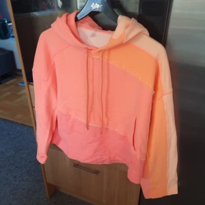 Wallis huvtröja stl M. - Oanvänd huvtröja i stl M.