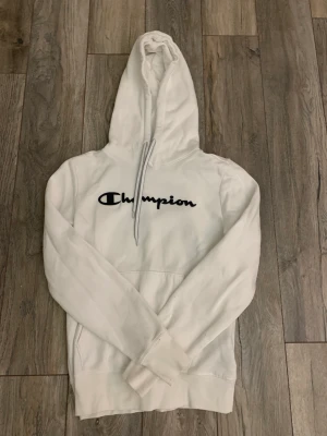 Vit Champion Hoodie  - Köpte för ca 1 år sedan. Använt en gång men den passade inte mig och lämnade aldrig tillbaka den. Beställde i storlek M men skulle säga att den passar S bäst. Jag köpte den för 549 kronor i nypris. Priset kan diskuteras :)