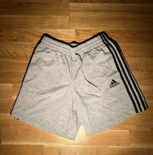 Mjuka Adidas Shorts i (Bra Skick) - Säljer Adidas shorts har, andvänt ett fåtal gånger. (Bra skick)  Tel: 0733878239 Email: Zackarias2332@gmail.com