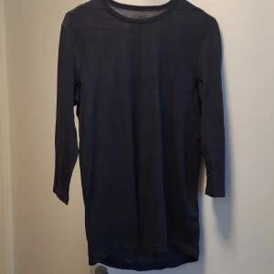 Black t-shirt  - Size S used in good condition t-shirt. Feel free to contact us in Swedish or English. 