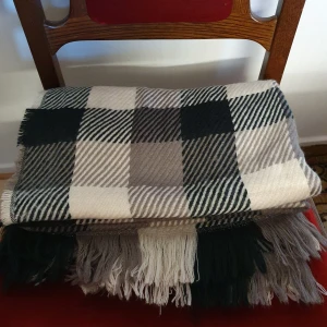 Tedi halsduk  - Tedi halsduken i rutig mönster i svart /brun begie. 