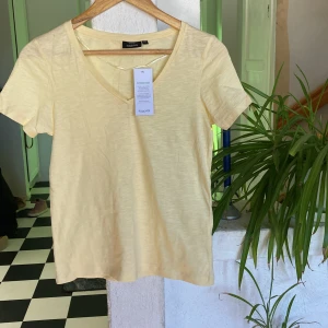 T-shirt - En oanvänd bomull t- skirt med en V-formad urringning. 