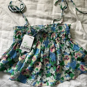 Fanny topp - Säljer denna Ganni topp som köptes förra sommaren💚💖 endast använts 2 gånger. nypris 900kr. Skriv för mer bilder!