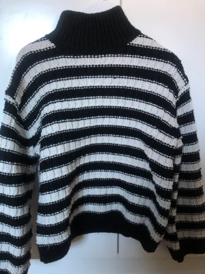 Stickad tröja  - Fin stickad tröja i nyskick!