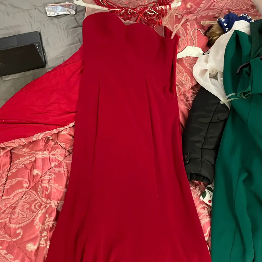 Lång röd klänning som har använts kanske 3 gånger Max. Väldigt fin o ser ut som ny. . Klänningar.