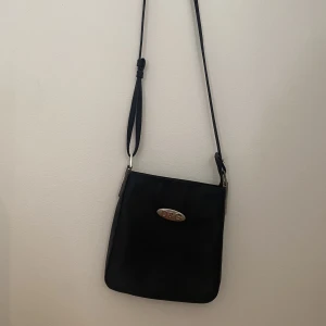 Väska  - Säljer denna fake d&g handväska✨🌺