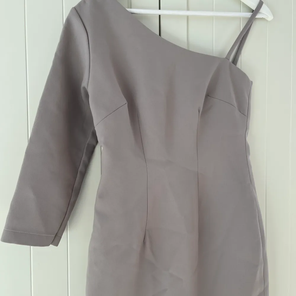 •Elegant grå klänning i nyskick •Köpt utomlands, passar XS/S •Lyxigt material, dragkedja och slits på baksidan . Klänningar.